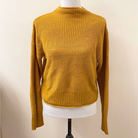 GORGEOUS COZY SWEATER 🍂🍁 - Picture 1 of 6